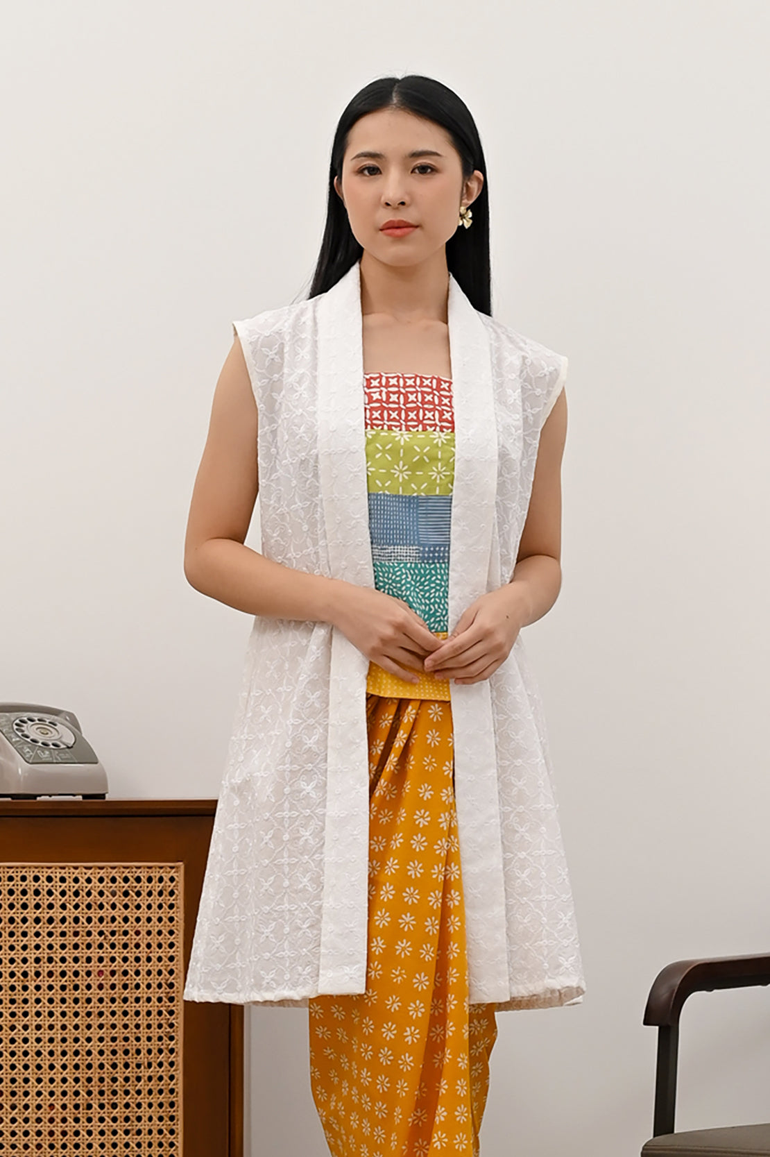 Kebaya Aling Sleeveless Basic White T4010