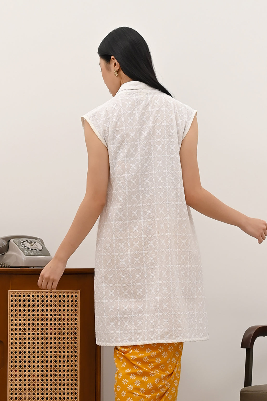 Kebaya Aling Sleeveless Basic White T4010