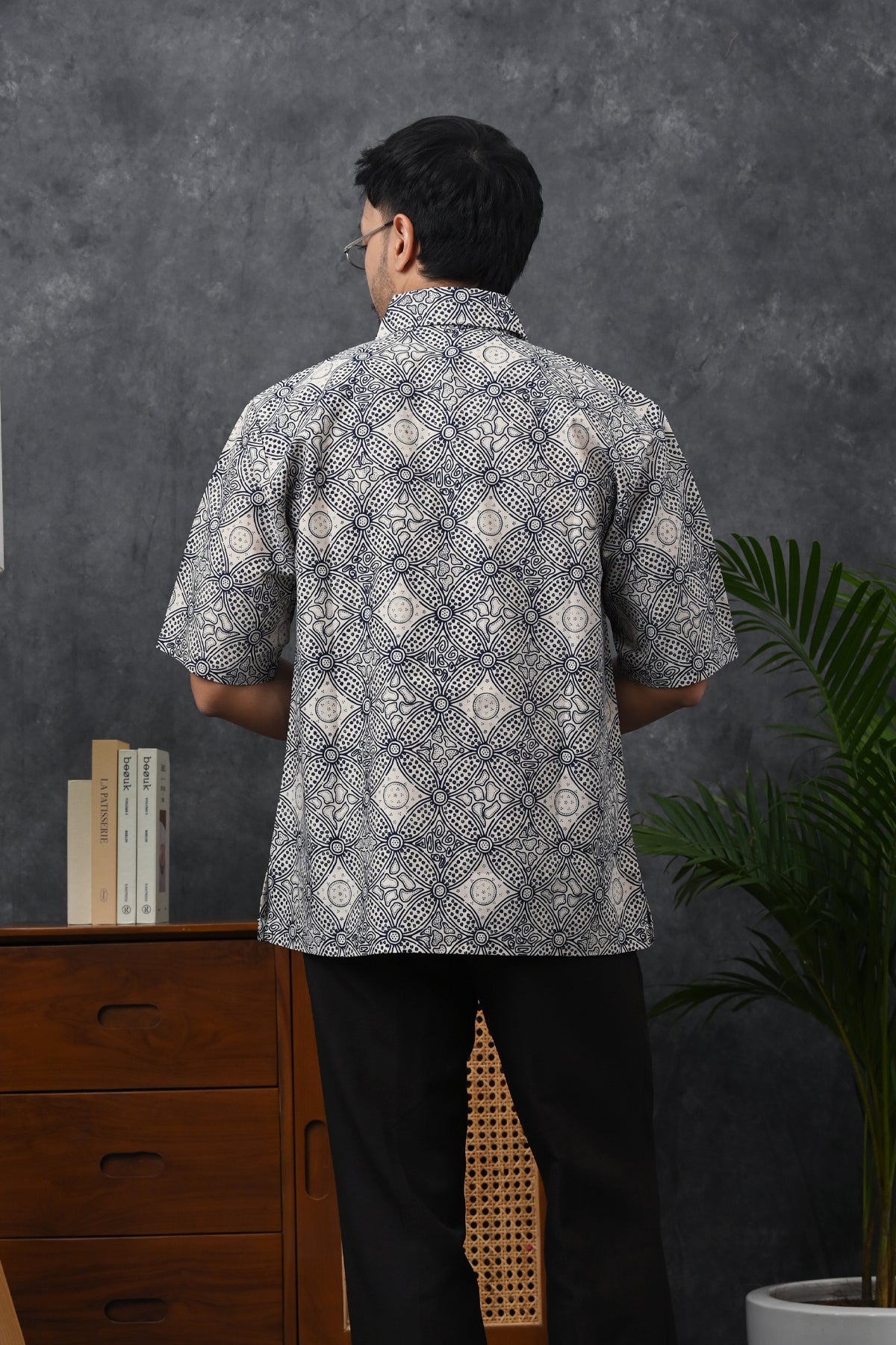 Damar Kontemporer Short M0391