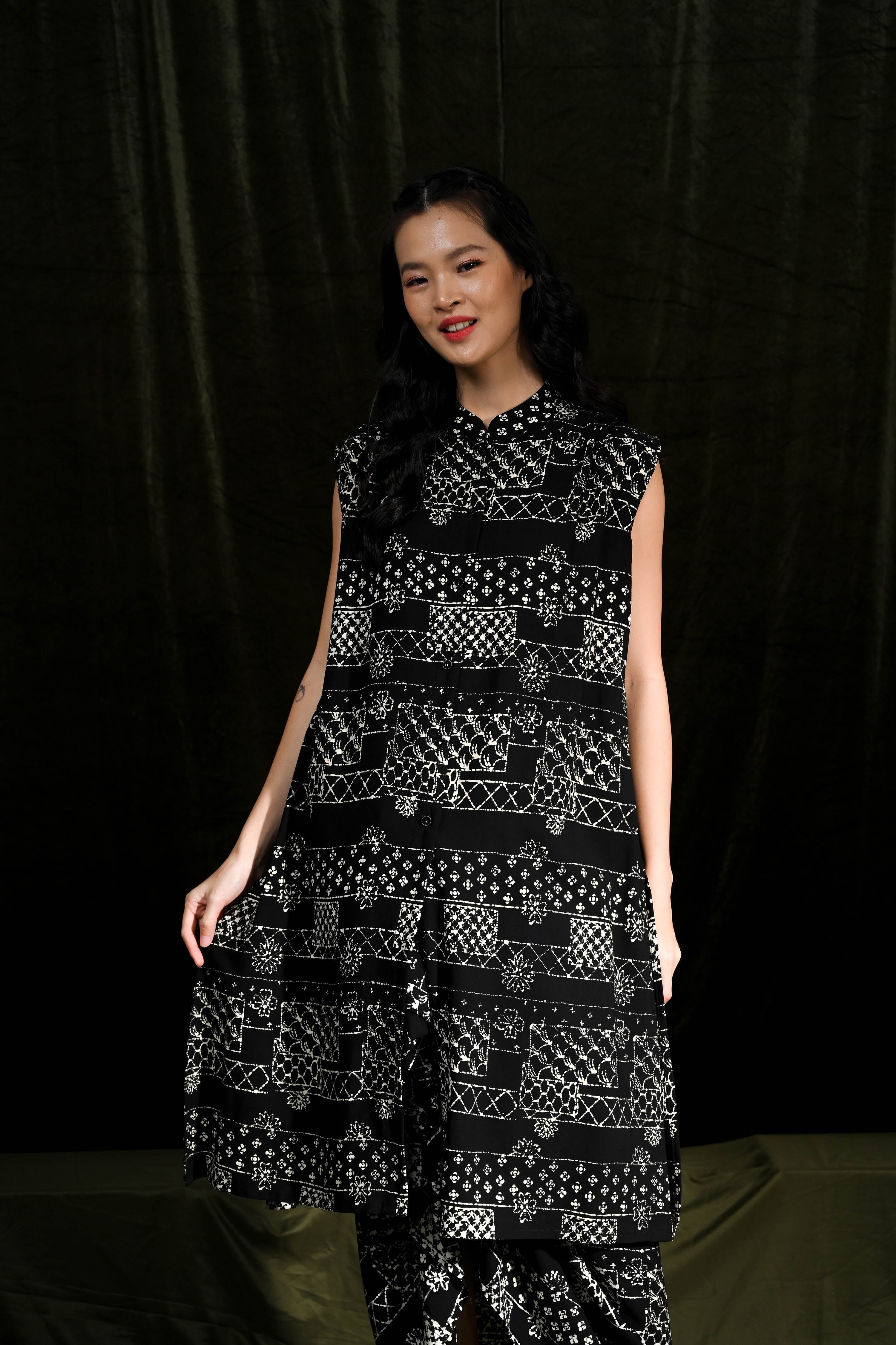 Outer Sleeveless Rayya Black T2787