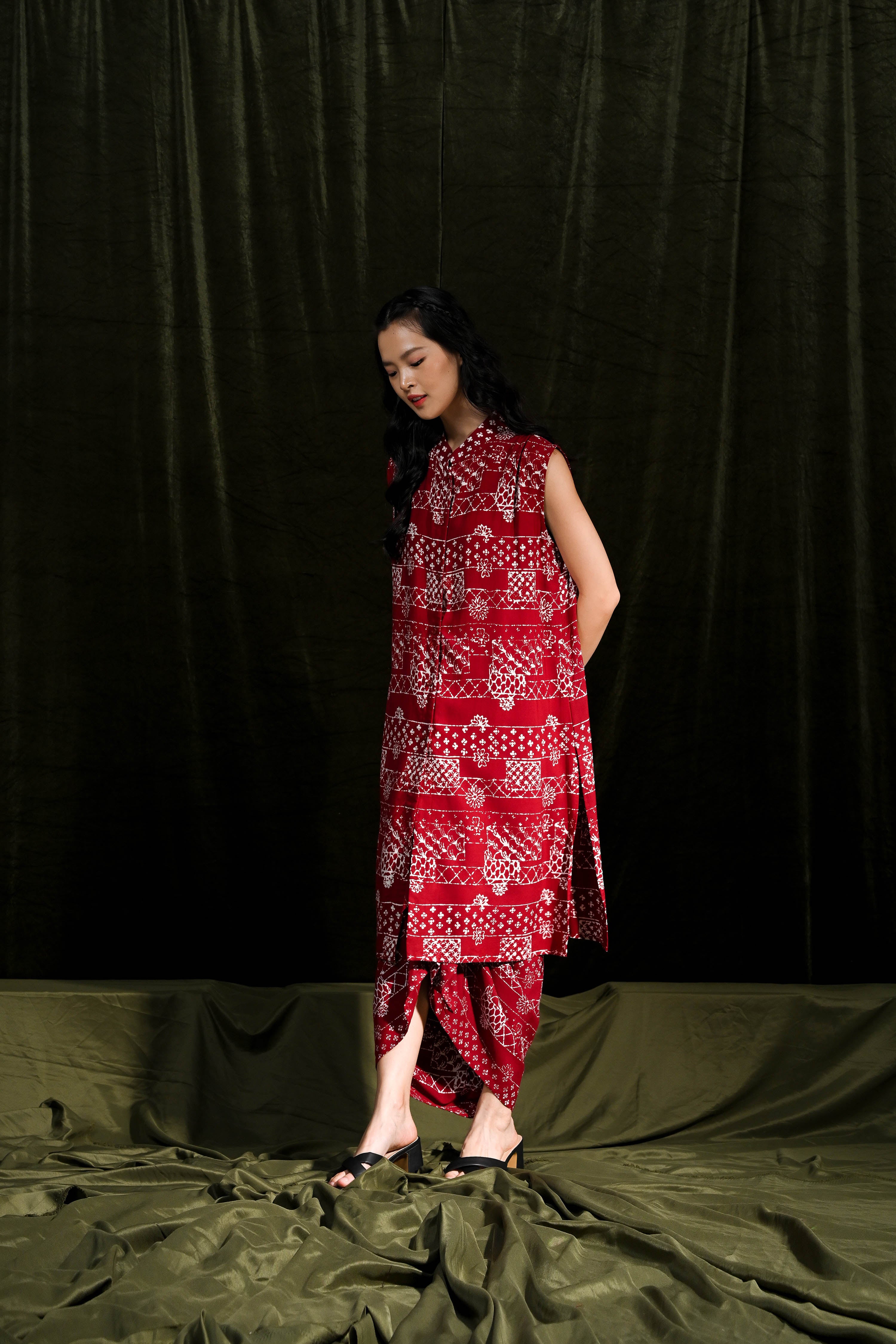 Outer Sleeveless Rayya Red T2785