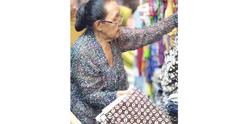 MBAH SIS, PENJAJA BATIK TERTUA DI BERINGHARJO