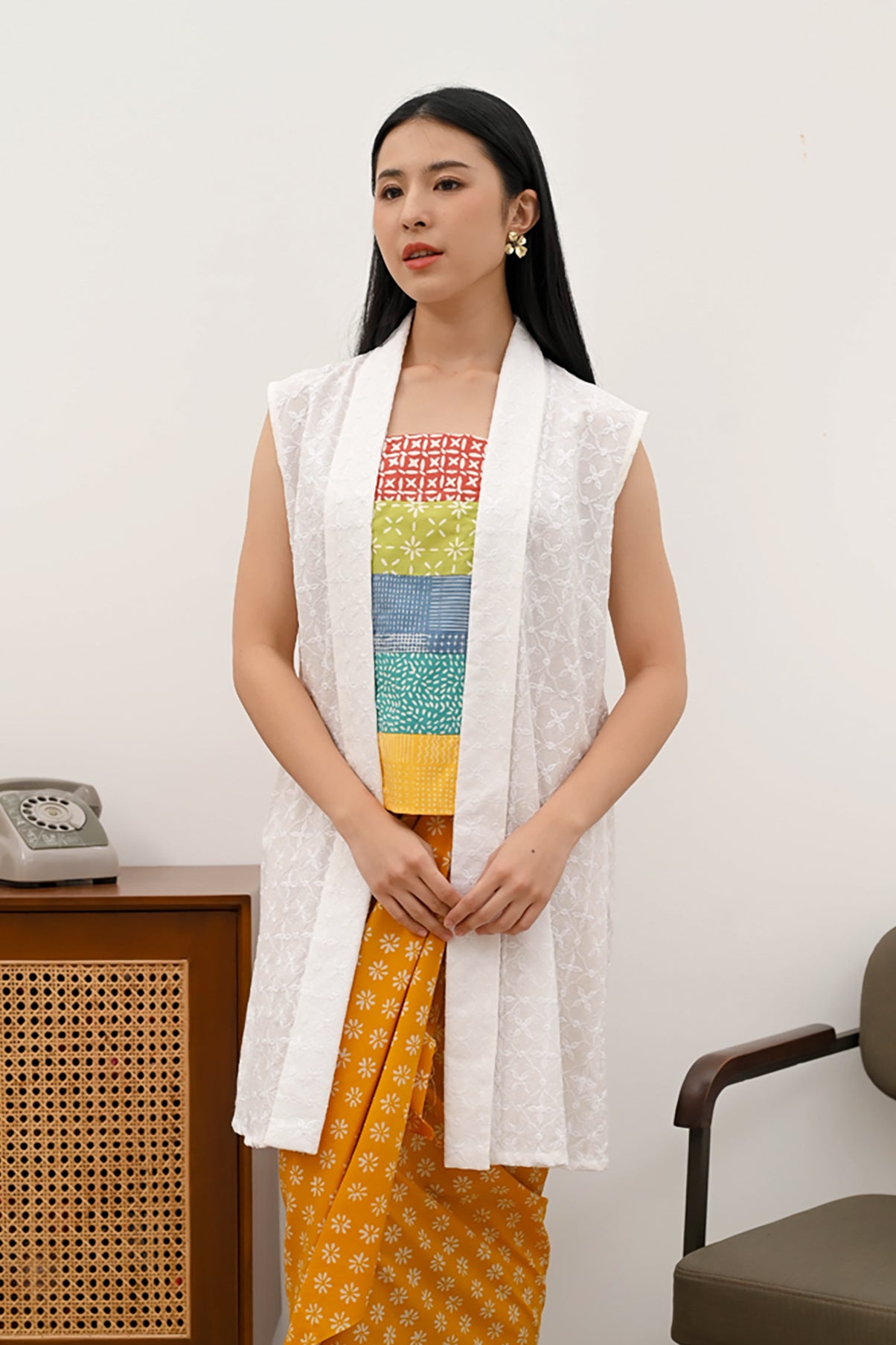 Kebaya Aling Sleeveless Basic White T4010