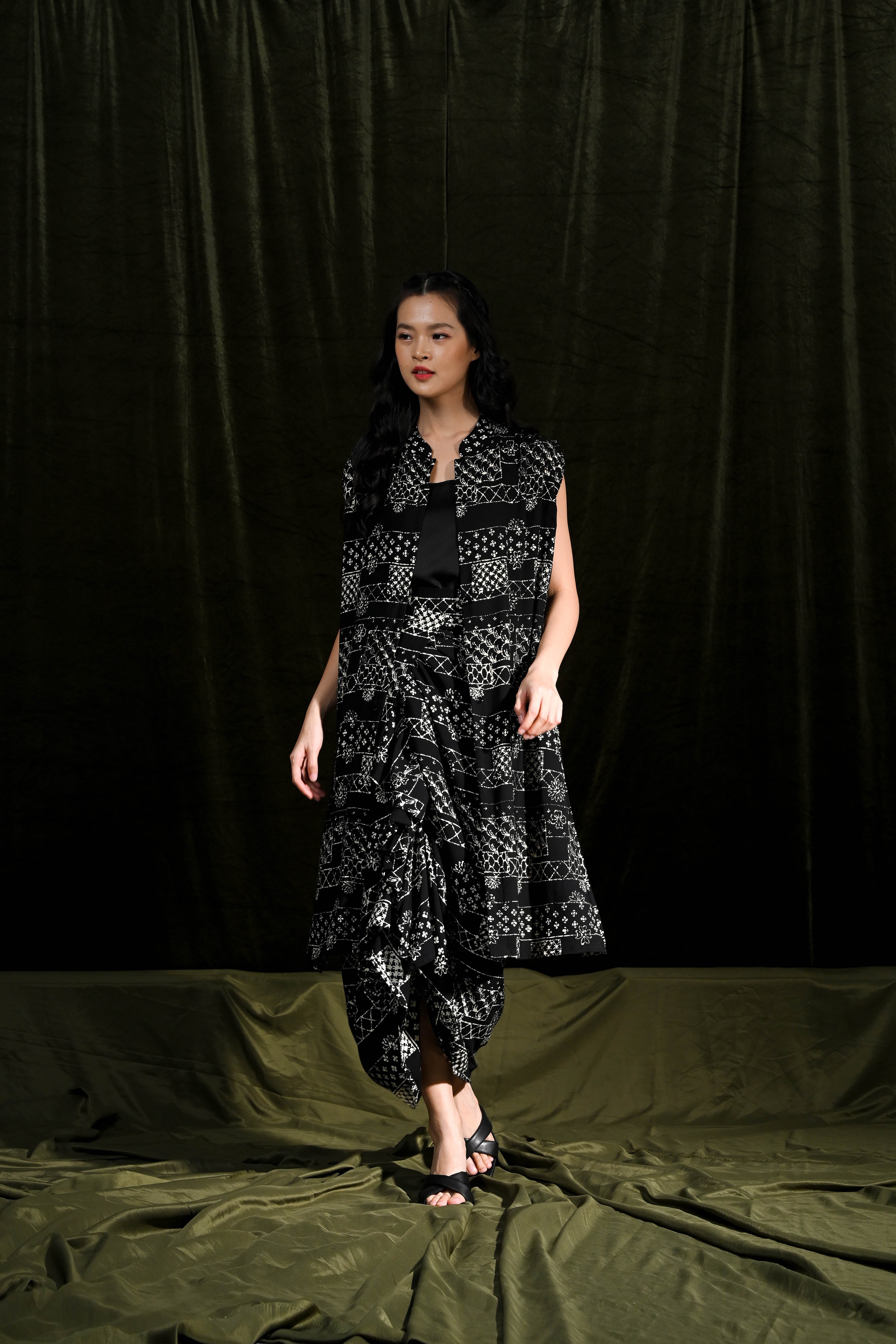 Outer Sleeveless Rayya Black T2787