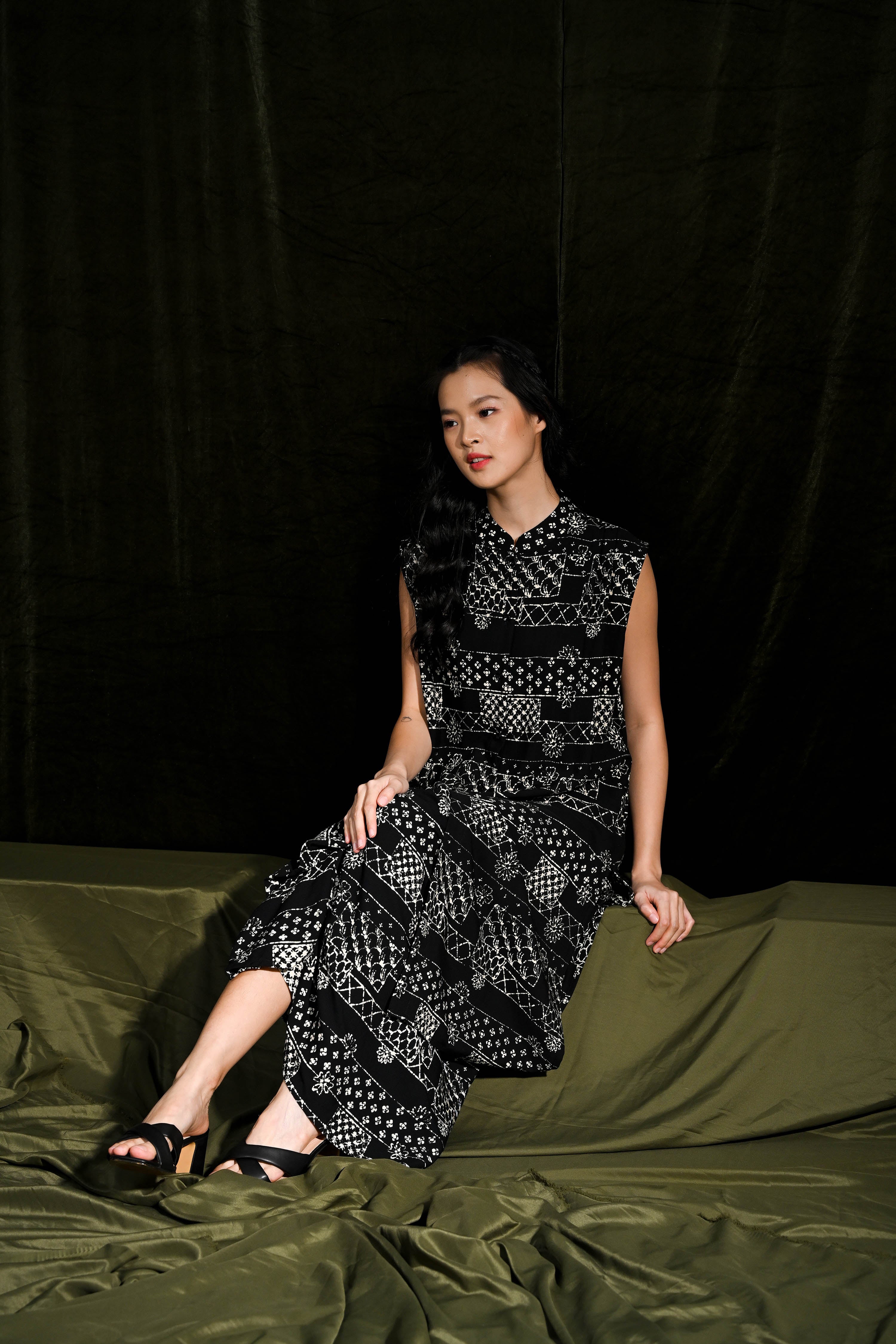 Outer Sleeveless Rayya Black T2787