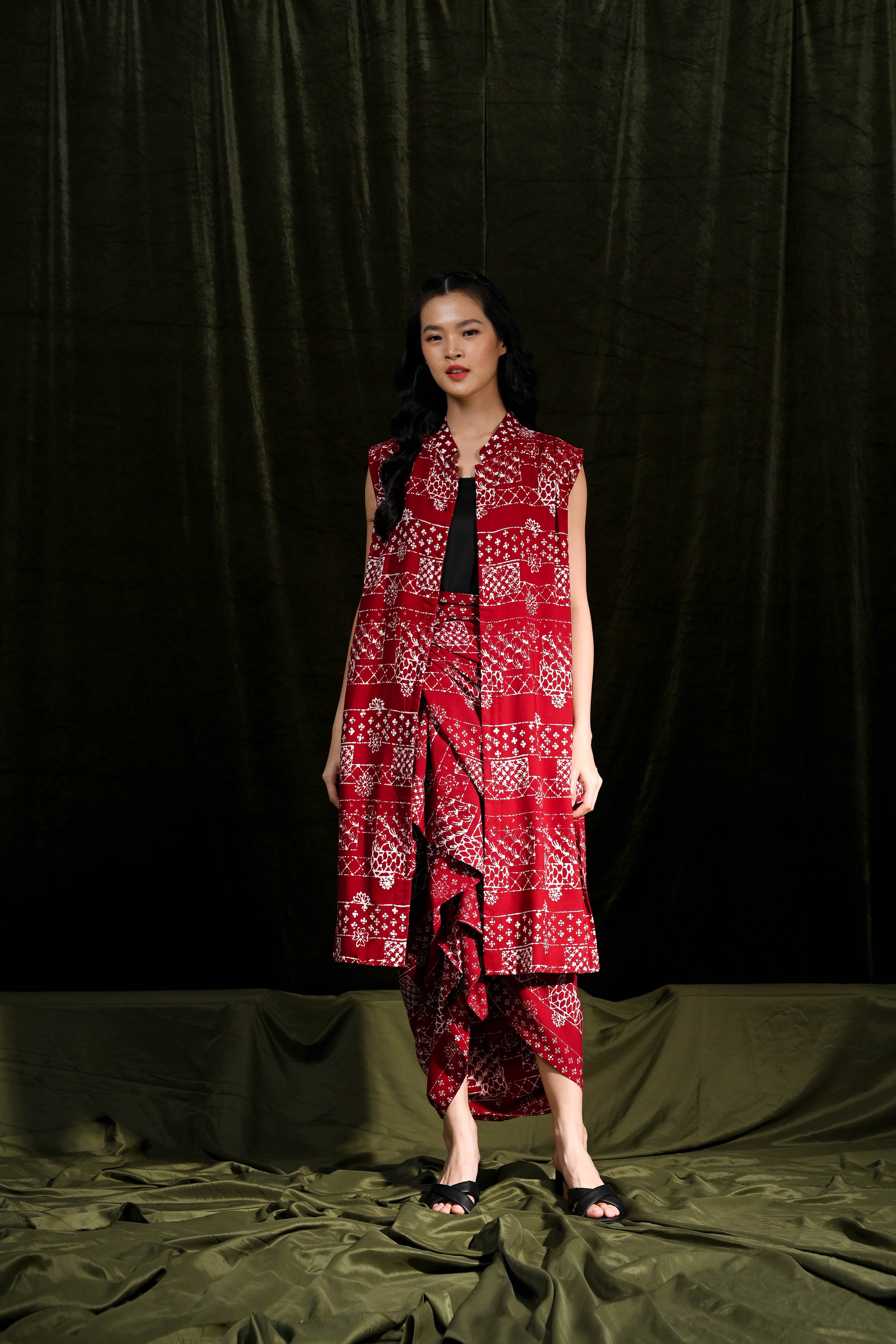 Outer Sleeveless Rayya Red T2785